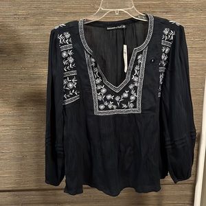 AberCrombie and Fitch women’s peasant blouse